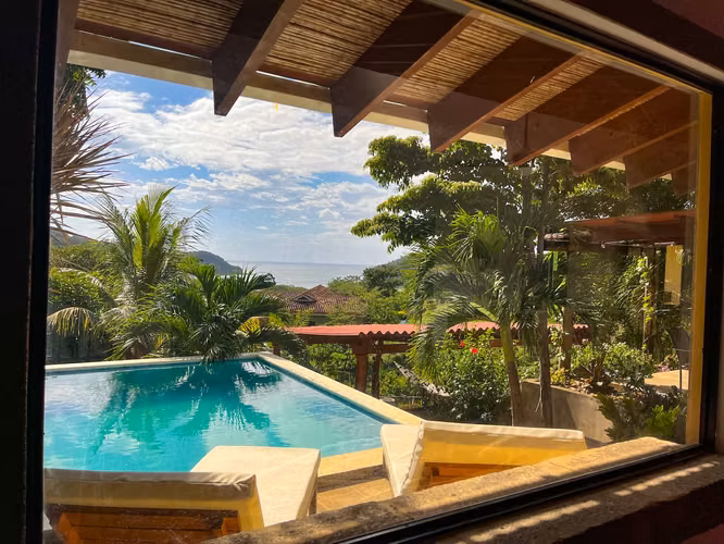 Three Bedroom Ocean View Home With Pool & Separate Suite - $239k - Imagen 11