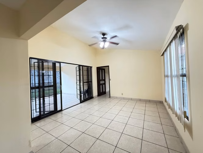 Venta de Casa en el km 12 carretera a masaya. Managua. A 10 metros de la Carretera
