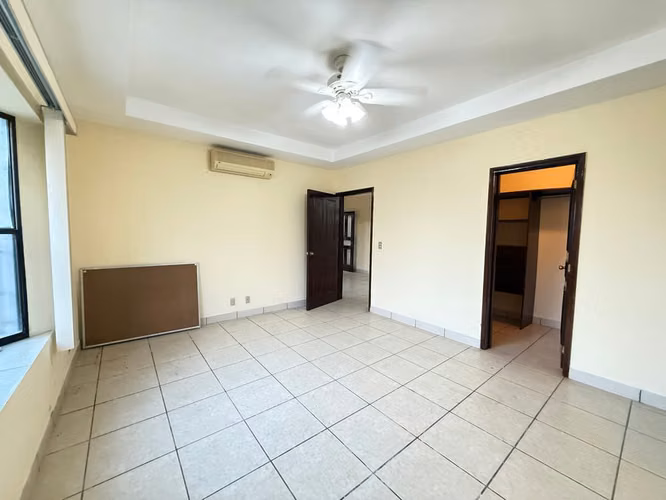 Venta de Casa en el km 12 carretera a masaya. Managua. A 10 metros de la Carretera