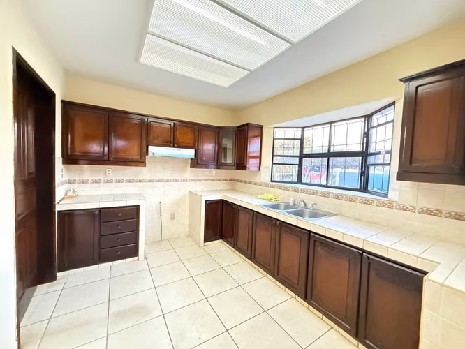 Venta de Casa en el km 12 carretera a masaya. Managua. A 10 metros de la Carretera