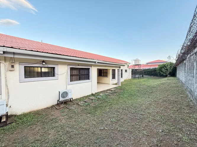 Venta de Casa en el km 12 carretera a masaya. Managua. A 10 metros de la Carretera