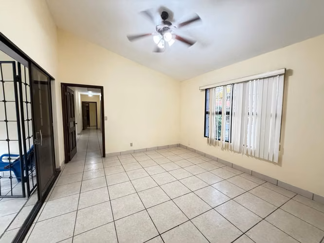 Venta de Casa en el km 12 carretera a masaya. Managua. A 10 metros de la Carretera