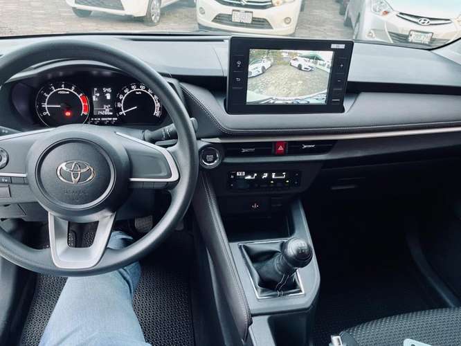 YARIS 2024 MEC FXTRS SEDAN ÚLTIMO MODELO CASI NUEVO