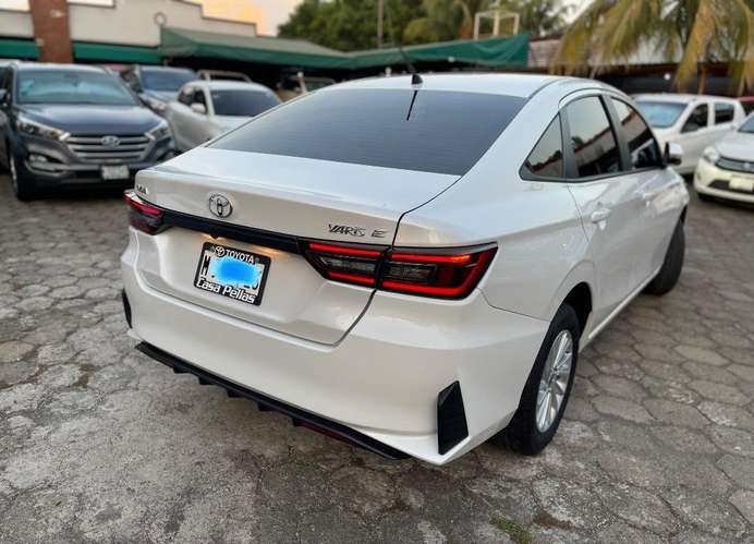 YARIS 2024 MEC FXTRS SEDAN ÚLTIMO MODELO CASI NUEVO