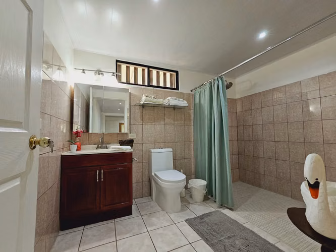 Finca Agrícola de 11 manzanas/casa totalmente remodelada en Cofradia - Imagen 20