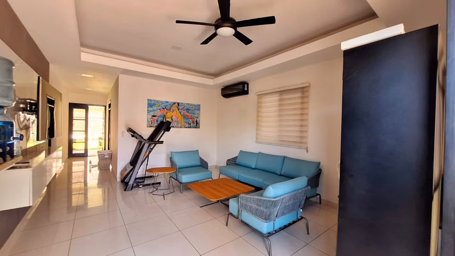 casa amueblada con piscina comunal y parqueos condominio