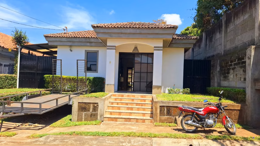 casa amueblada con piscina comunal y parqueos condominio