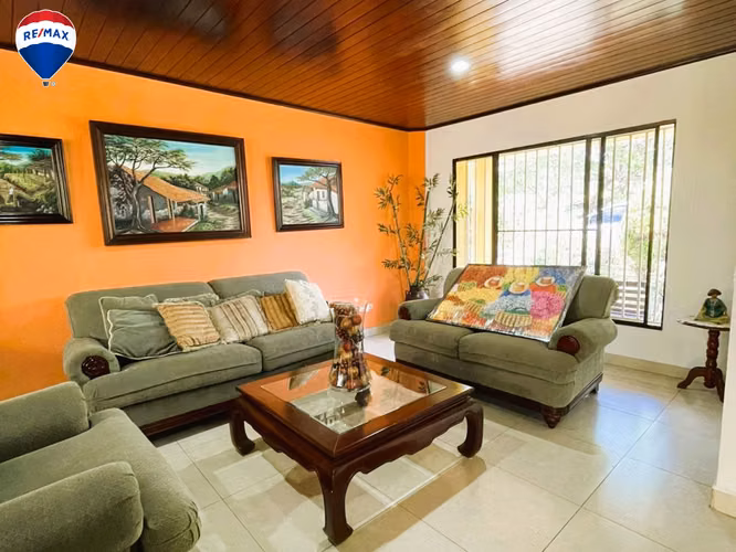 Preciosa Casa en Las Colinas - Imagen 8