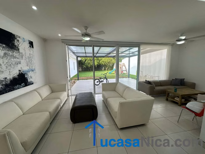 Casa Moderna en las Colinas Reparto privado