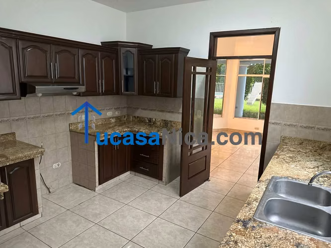 las colinas casa grande con piscina propia en condominio - Imagen 8