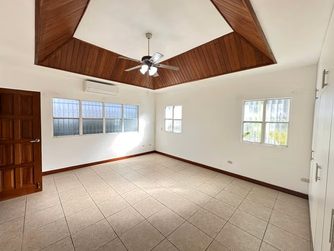 Casa con piscina propia moderna - Imagen 12