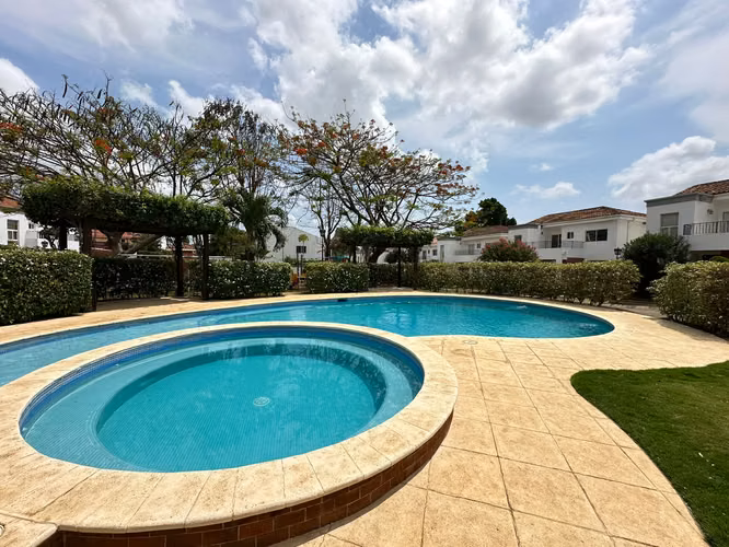 condominio con piscina comunal casa con muebles - Imagen 2