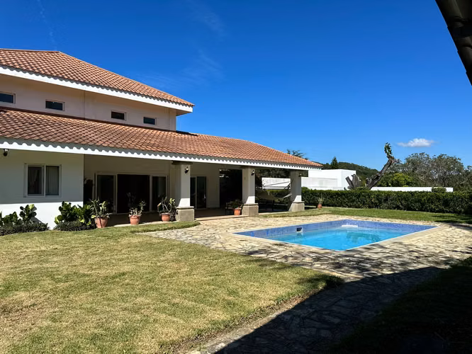 altos de villa fontana sur casa grande elegante con muebles - Imagen 16
