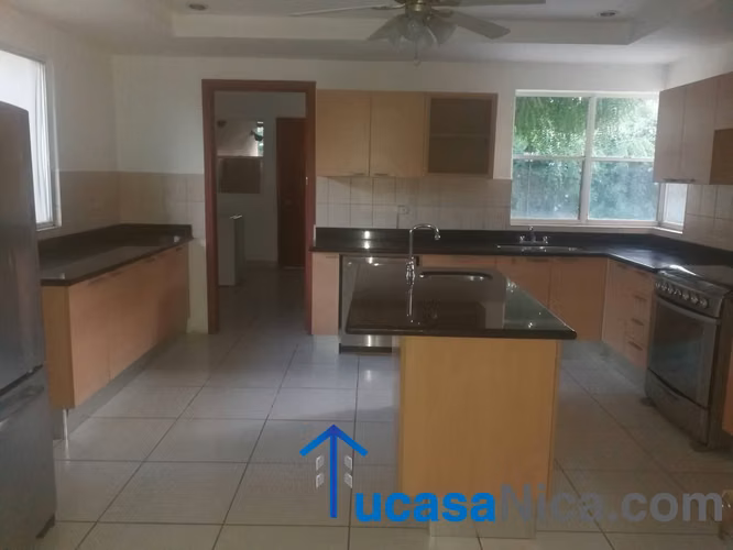 Bellisima casa con piscina propia acabados de lujo - Imagen 2
