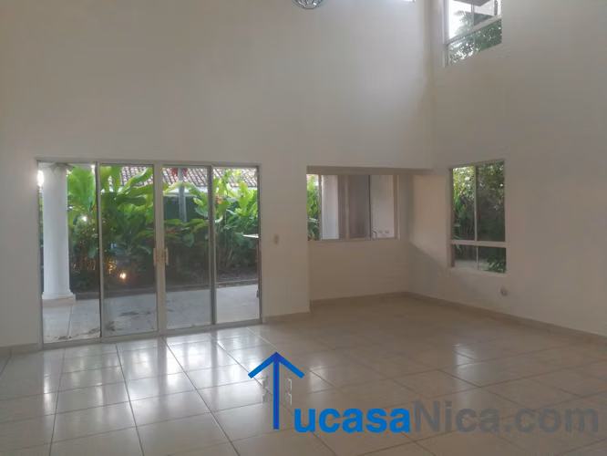 Bellisima casa con piscina propia acabados de lujo - Imagen 3