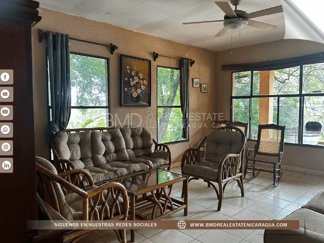 Venta de Casa en San Isidro en 1 manzana de terreno 0511
