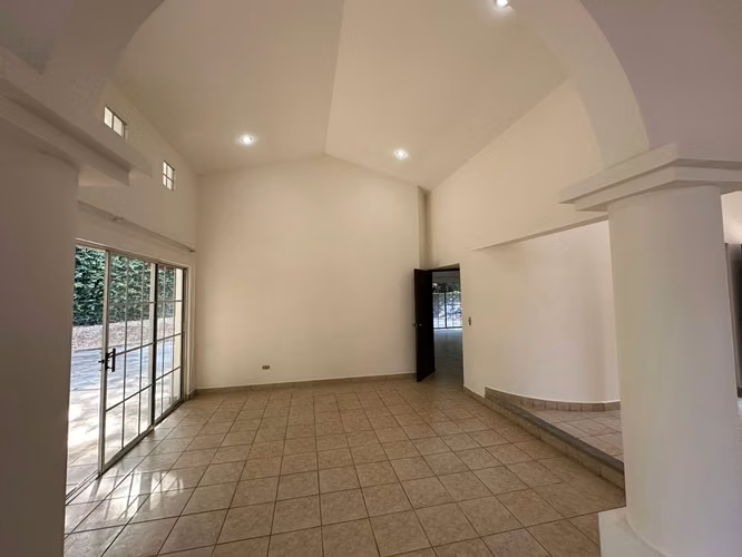 Casa grande de una planta de 5 habitaciones con 4.5 baños - Imagen 5