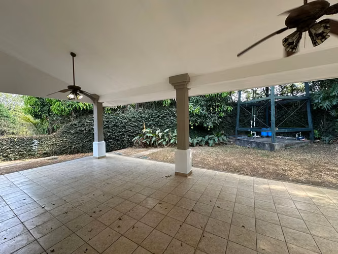Casa grande de una planta de 5 habitaciones con 4.5 baños - Imagen 8