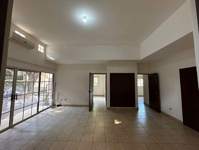 Casa grande de una planta de 5 habitaciones con 4.5 baños - Imagen 17