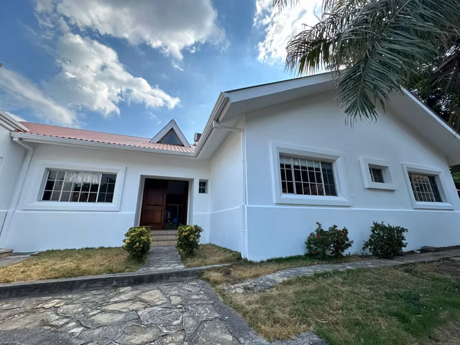 Large house of a floor of 5 rooms with 4.5 bathrooms