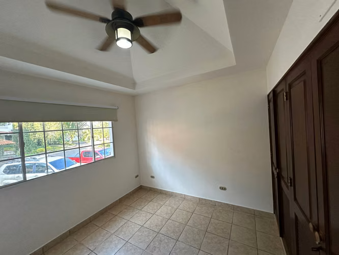 Casa grande de una planta de 5 habitaciones con 4.5 baños - Imagen 13