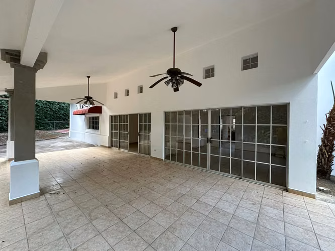 Casa grande de una planta de 5 habitaciones con 4.5 baños - Imagen 7