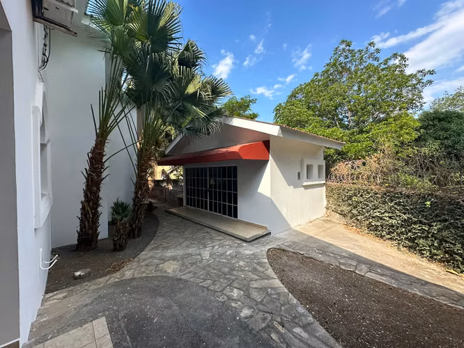 Casa grande de una planta de 5 habitaciones con 4.5 baños - Imagen 9