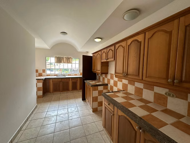 Casa grande de una planta de 5 habitaciones con 4.5 baños - Imagen 4
