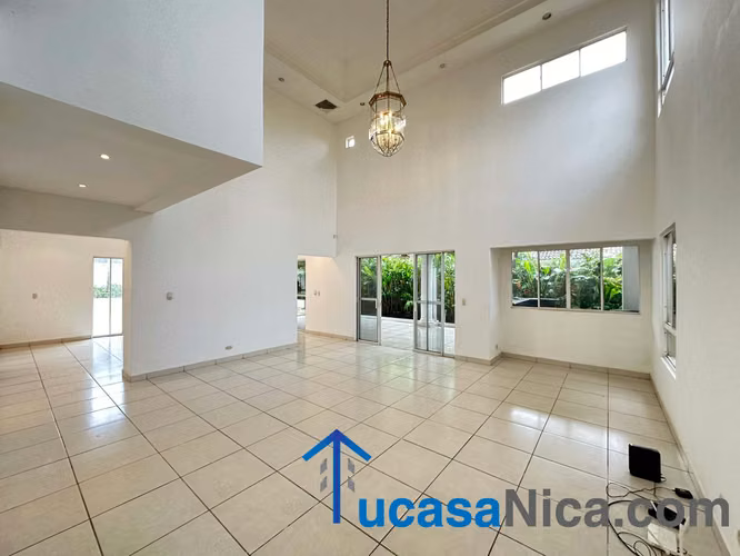 Casa con piscina en condominio seguro