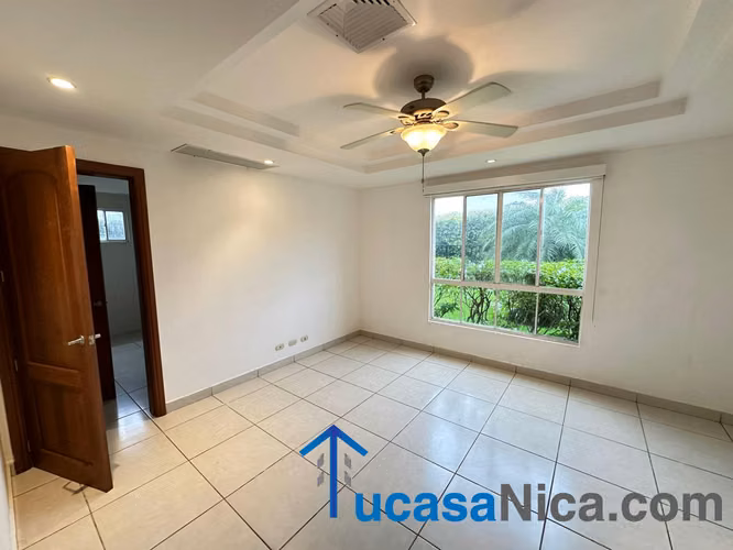 Casa con piscina en condominio seguro