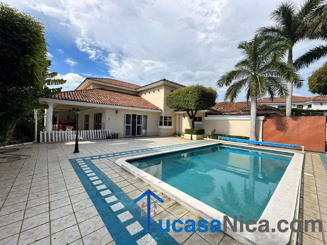 Casa con piscina en condominio seguro