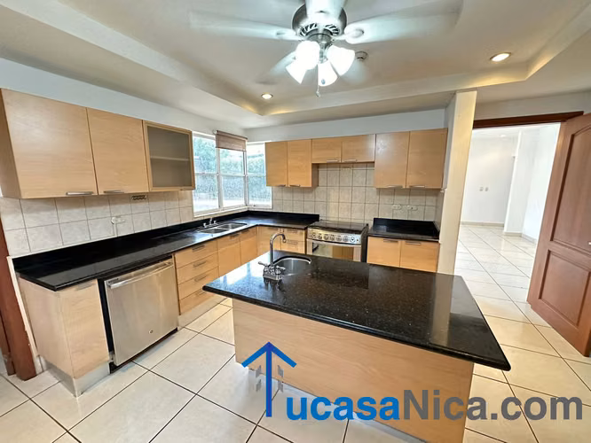 Casa con piscina en condominio seguro