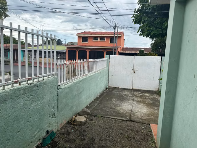 CASA ESQUINERA EN VENTA EN COLONIA MORAZAN