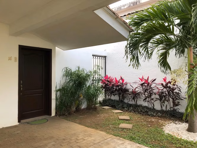 casa de dos pisos en las colinas - Imagen 18