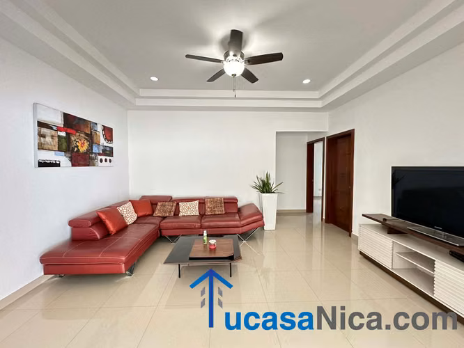 Ful muebles con piscina en las colinas