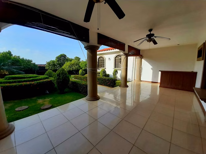 Casa grande de una planta de 5 habitaciones con sus baños - Imagen 5
