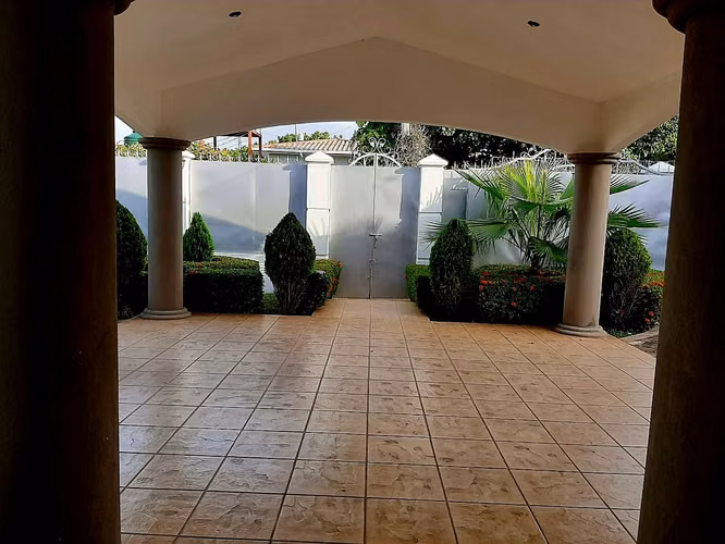 Casa grande de una planta de 5 habitaciones con sus baños - Imagen 11