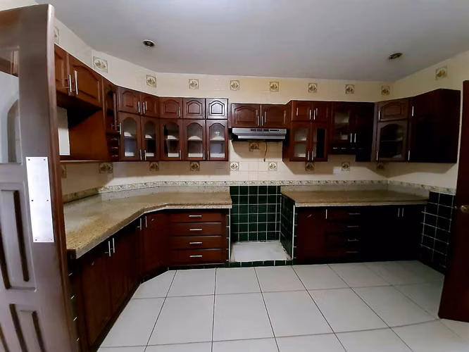 Casa grande de una planta de 5 habitaciones con sus baños - Imagen 7