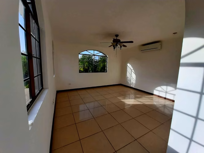 Casa grande de una planta de 5 habitaciones con sus baños - Imagen 6