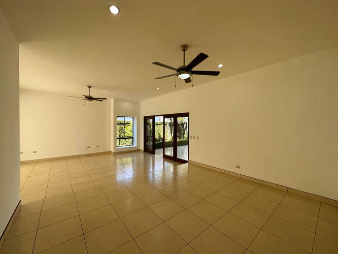 Rento casa grande en las colinas - Imagen 1