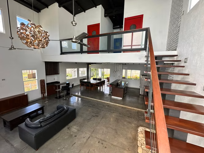 las colinas rento casa  con detalles industriales