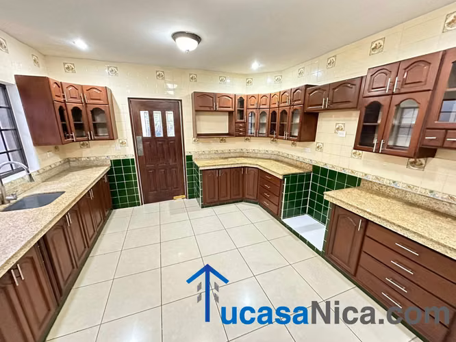 casa grande de 6 habitaciones con la de servicio