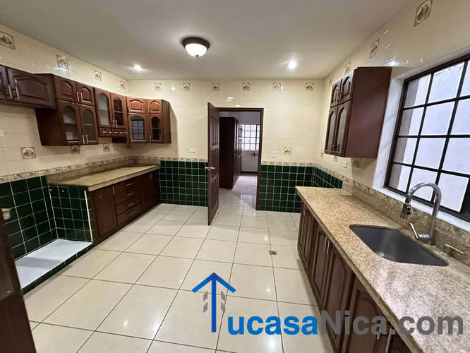 casa grande de 6 habitaciones con la de servicio