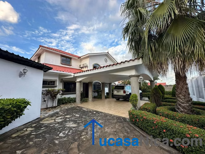 casa grande de 6 habitaciones con la de servicio