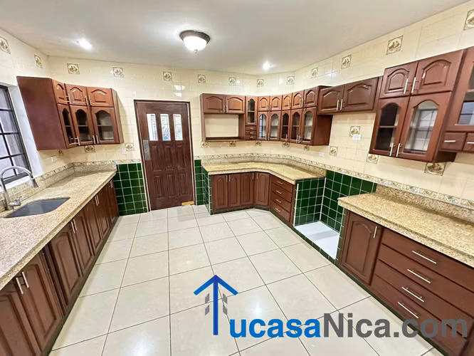 casa grande de 6 habitaciones con la de servicio