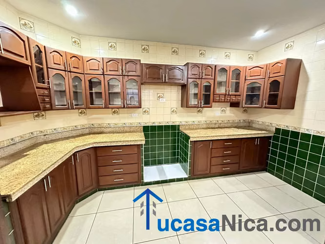 casa grande de 6 habitaciones con la de servicio