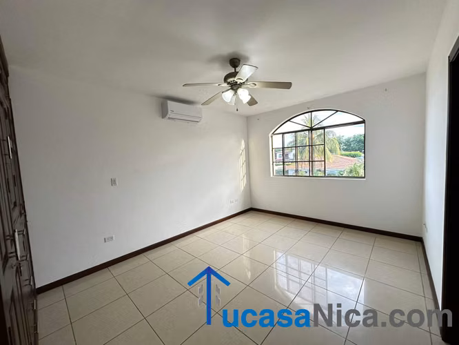 casa grande de 6 habitaciones con la de servicio