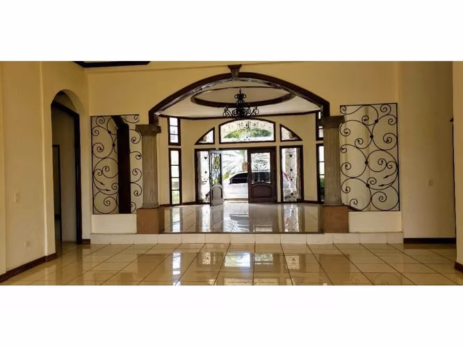 Casa grande con piscina con vista a toda managua - Imagen 9
