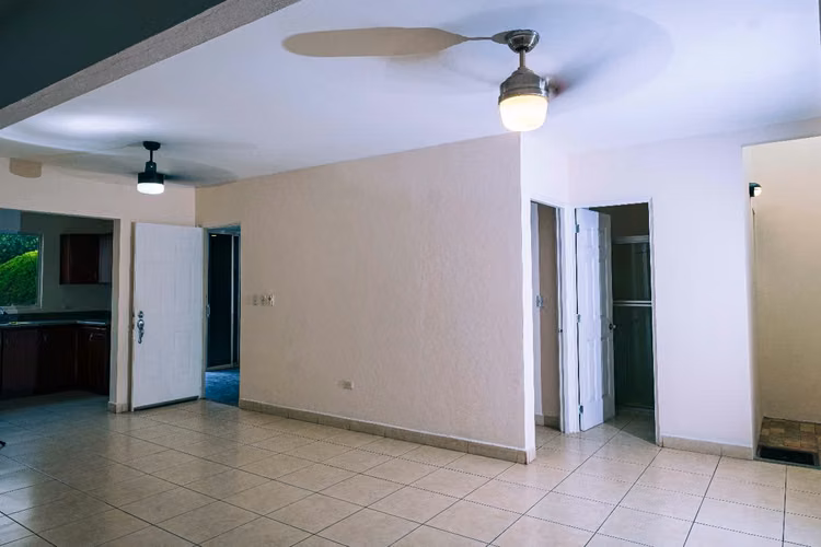 FP>¡Vive en una hermosa casa esquinera con todas las comodidades que necesitas! - Imagen 8