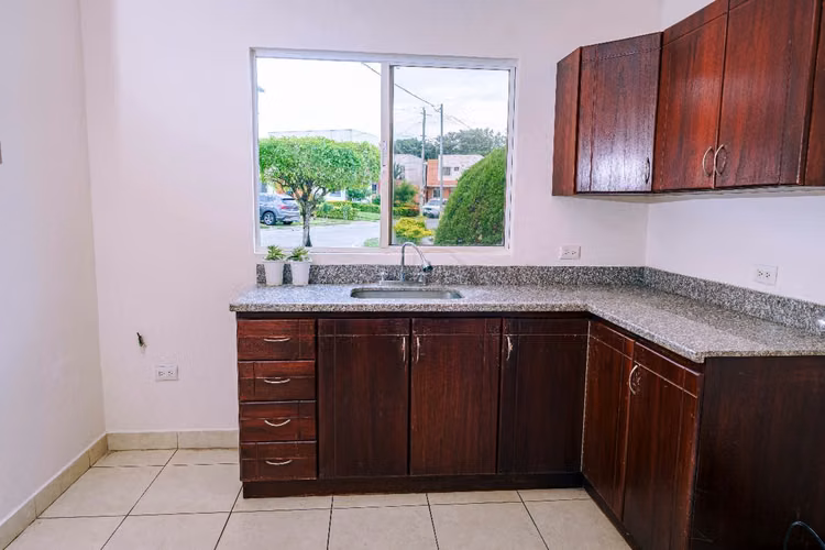 FP>¡Vive en una hermosa casa esquinera con todas las comodidades que necesitas! - Imagen 11
